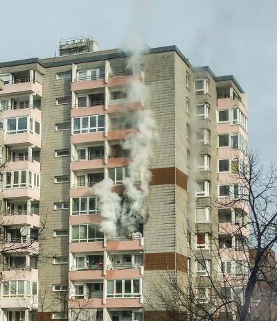 FLAMMENBILDER! Schwaebisch Gmuend-Bettringen: Balkonbrand in Hochhaus - Mehrere Verletzte - Grosseinsatz der Rettungskraefte